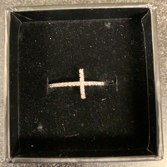 10k White Gold/Diamond Cross Ring - Picture 5 of 5